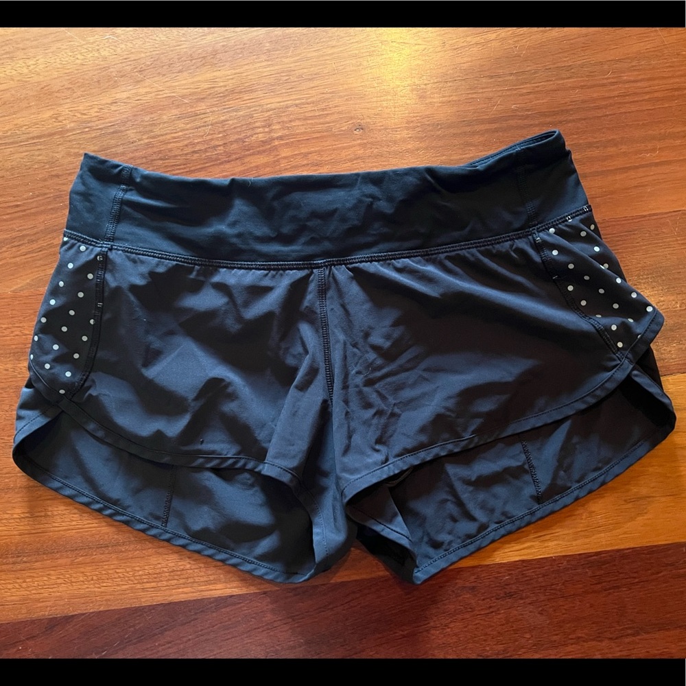 lulu speed up 2.5 low rise polka dot reflector shorts